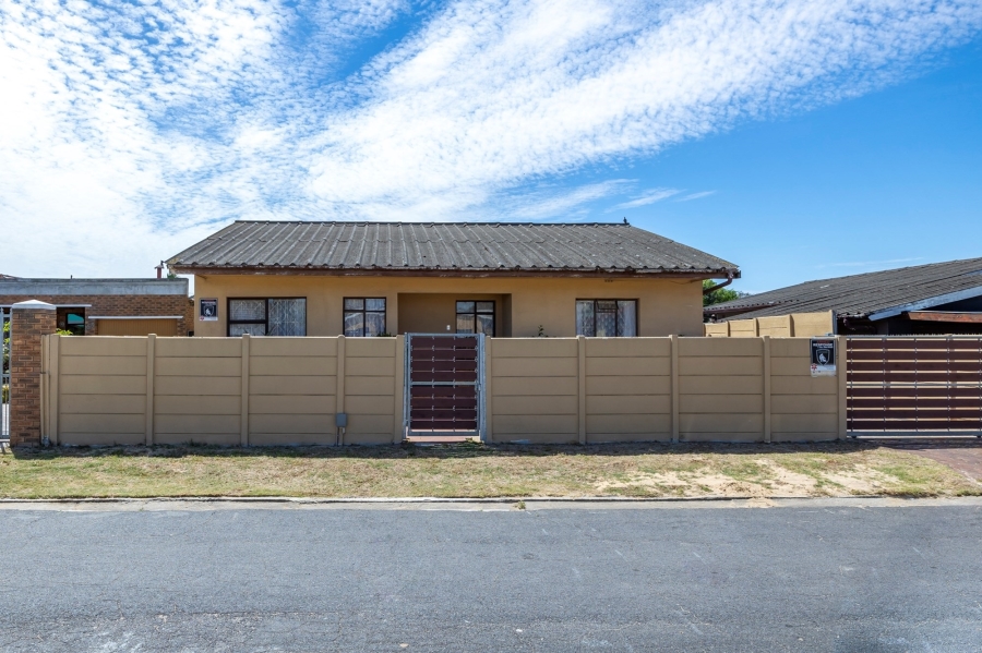 3 Bedroom Property for Sale in Peerless Park East Western Cape